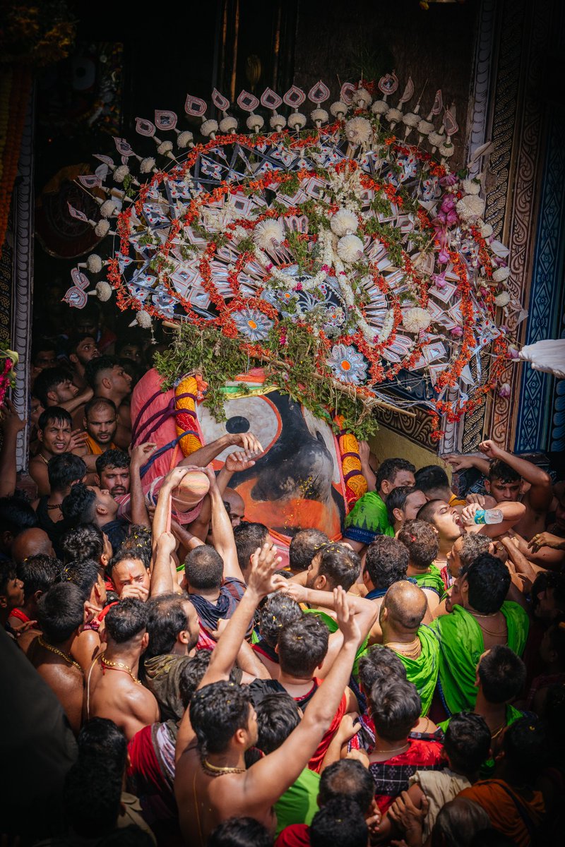 JagannathaDhaam's tweet photo. ମହାପ୍ରଭୁ ଶ୍ରୀ ଜଗନ୍ନାଥଙ୍କର ନନ୍ଦିଘୋଷ ରଥକୁ ପହଣ୍ଡି ବିଜେ ।

'Pahandi Bije' of 'Mahaprabhu Shree Jagannatha' to 'Nandighosha Ratha'.

#RathaYatra2023
#JayJagannatha
#Pahandi https://t.co/BO6eo3ykgR