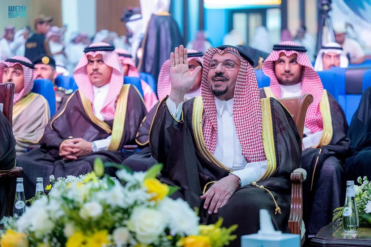 rt_wee's tweet image. سمو أمير القصيم يرعى حفل تخريح الدفعة السادسة من طلبة كليات عنيزة الأهلية.
spa.gov.sa/w1924327