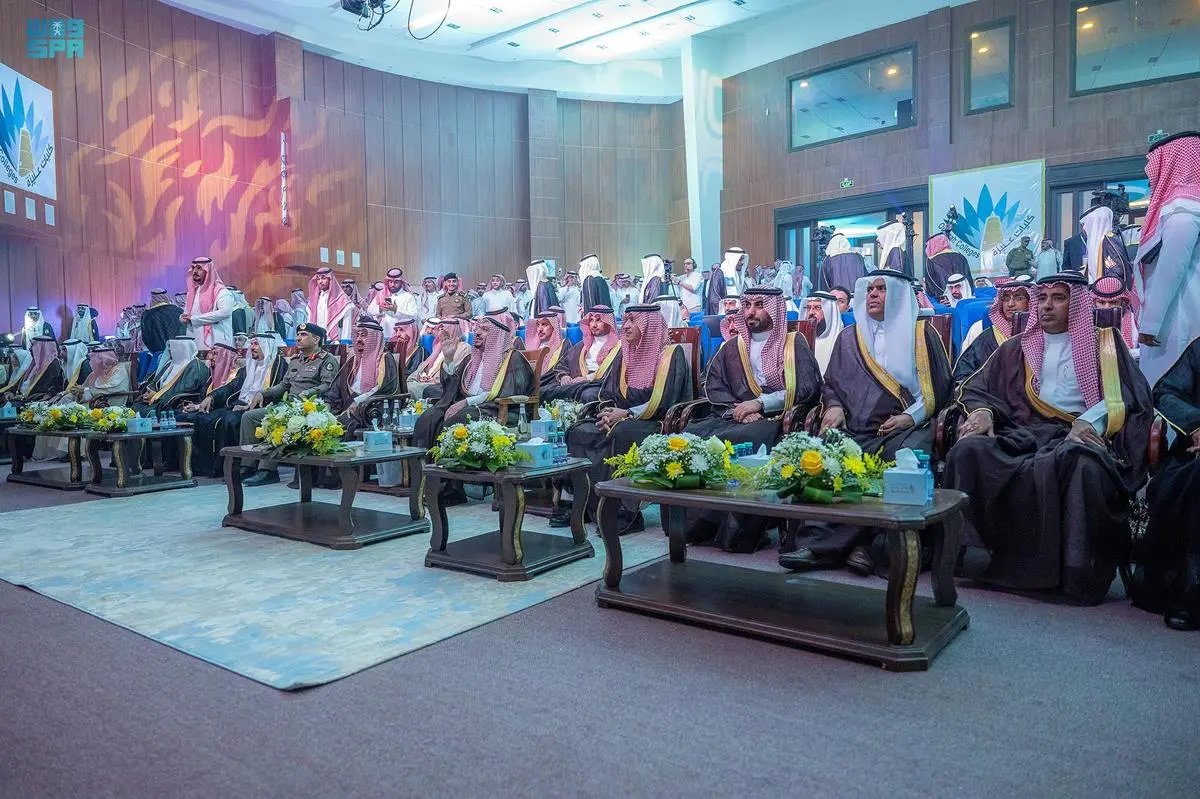 rt_wee's tweet image. سمو أمير القصيم يرعى حفل تخريح الدفعة السادسة من طلبة كليات عنيزة الأهلية.
spa.gov.sa/w1924327