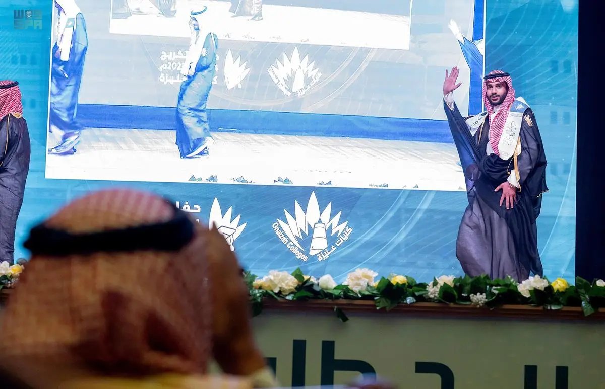 rt_wee's tweet image. سمو أمير القصيم يرعى حفل تخريح الدفعة السادسة من طلبة كليات عنيزة الأهلية.
spa.gov.sa/w1924327