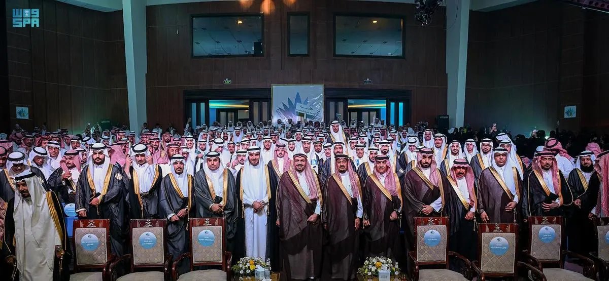 rt_wee's tweet image. سمو أمير القصيم يرعى حفل تخريح الدفعة السادسة من طلبة كليات عنيزة الأهلية.
spa.gov.sa/w1924327