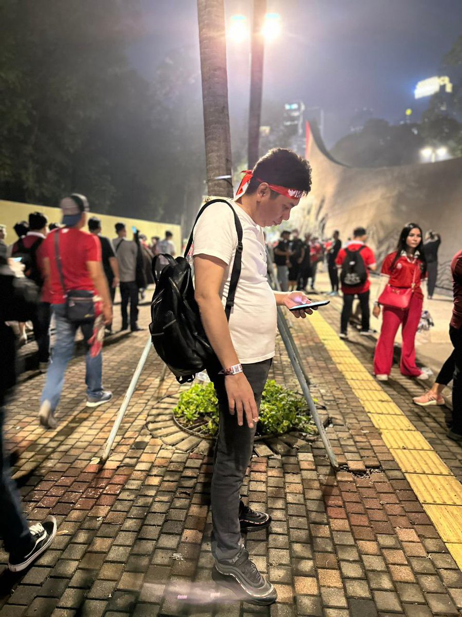 Ternyata di GBK semalam masih ada maling. Walau atas kejadian ini ada juga sisi salahnya dalam diri saya krn kurang hati-hati dan mawas.

Twit ini tidak ingin menyalahkan siapapun, apalagi pengelola GBK, krn mereka tidak punya salah sama sekali dalam kejadian ini. Namun jika GBK