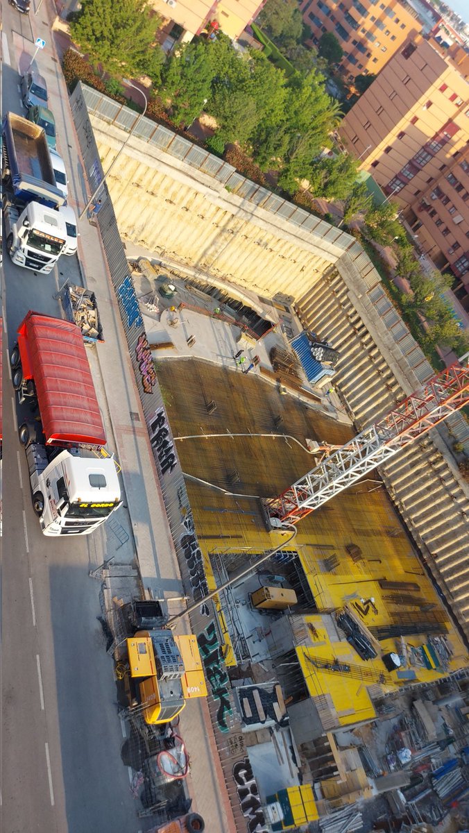 JesusFraileArda's tweet photo. Personal sin casco, grúa por encima de las urbanizaciones colindantes, ocupación de toda la calzada con varios camiones que impide la circulación por la calle, ruido a todas horas..lo de la obra de la calle Albala de @MADRID es para hacérselo mirar https://t.co/kxdpXP74hD