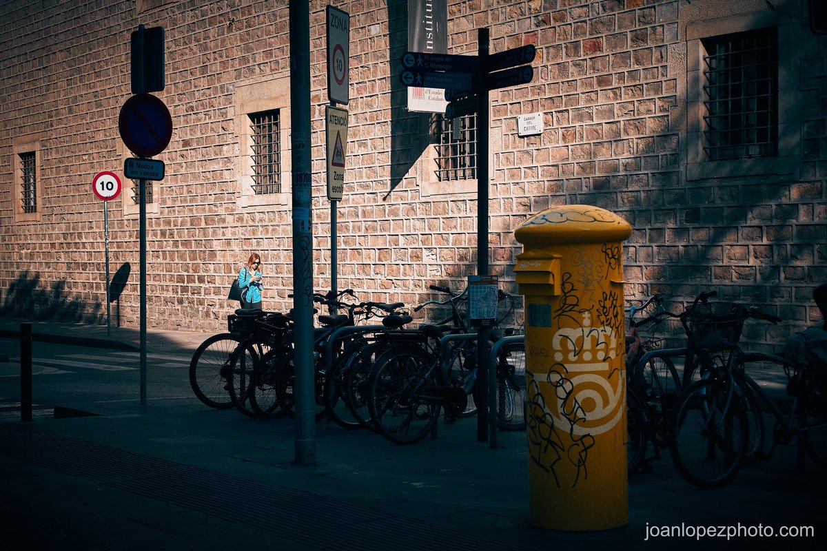 #Urban furniture and #bicycles

📸 Fujifilm X-T4

📷 Fujinon XF 35mm F2 R WR

⚙️ ISO 160 - f/4.0 - Shutter 1/2000

#barcelona #city #street #alley #streetphotography #streetphotographer #urbanphotography #trafficsignals #signals #urbanfurniture #mailbox #photooftheday