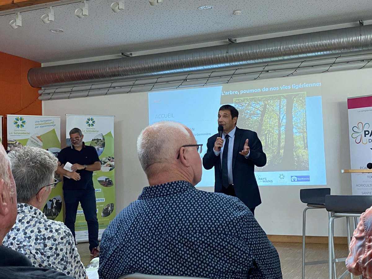 christinetaffo1's tweet photo. 🌿 L’arbre, poumon de nos villes ligériennes #agrocampus #rouillon
Présentation par le CESER d’une réflexion collective sur l’arbre dans la ville en présence de @SLeFoll
Où nous avons parlé îlots de fraîcheur, stockage carbone, haies, monde agricole et coopérative carbone 🌳 https://t.co/R7JPbKyEY4