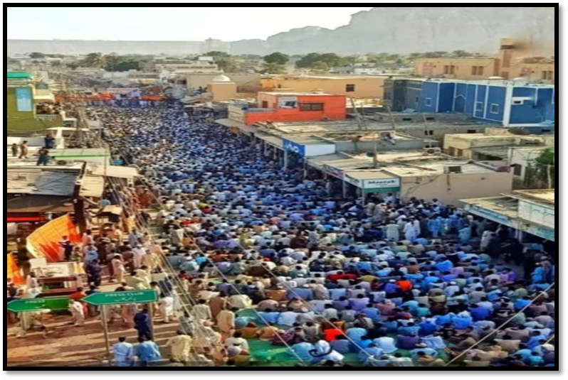 Rubeena75590151's tweet photo. #CPEC has failed completely to provide progress in Balochistan. People can see this massive crowd in Gwadar. I crowd like this will come out in every district of #Balochistan where there is no development. Wish better development for Gwadar. #FailedCPEC https://t.co/eX0TTlHdXi