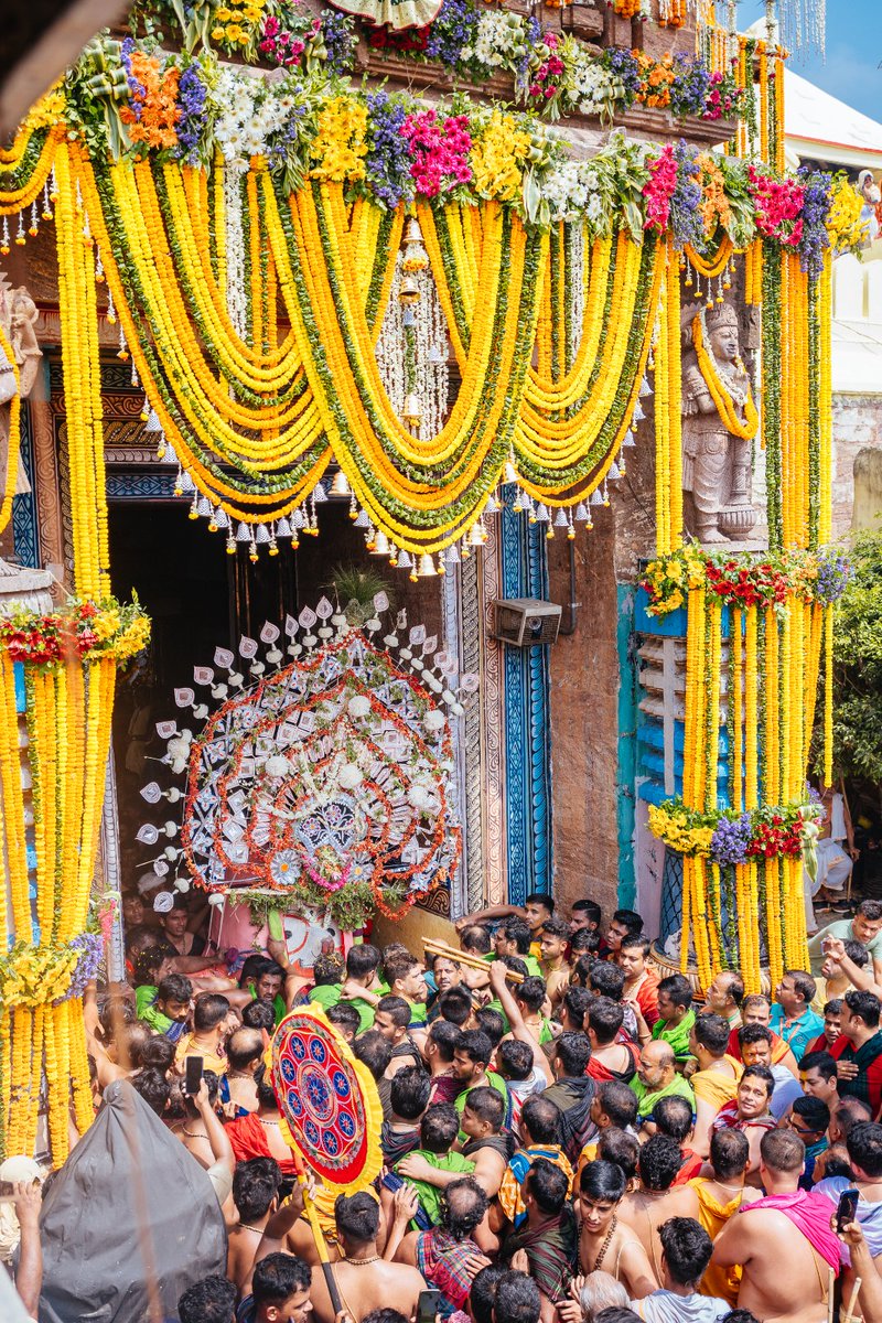 Priyars_'s tweet photo. ପହଣ୍ଡି ବିଜେ

The ''Pahandi bije'' of 'Shree Sudarshana Deba', 'Badathakura shree Balabhadra', 'Maa Subhadra' &amp; 'Mahaprabhu Shree Jagannatha' .

#MoPuri #pahandi 
#RathaYatra2023 https://t.co/86LxpV2QgX