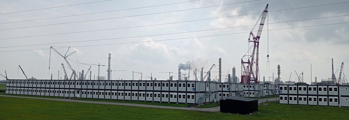 mozg_elon's tweet photo. Wyobraźcie sobie, co by zrobiły związki zawodowe we Francji, gdyby ich rafineria Total wybudowała takie piękne miasteczko dla robotników z zagranicy?
A Dudowa Solidarność co robi? https://t.co/rtV3rRDGaF