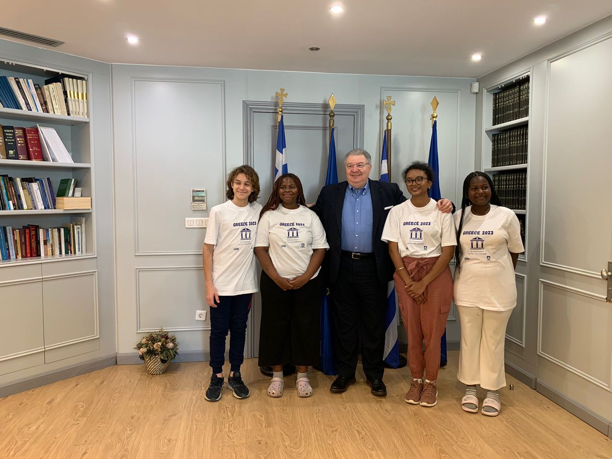 Με την ομάδα του σχολείου Saint Constantine’s International School από την Arusha της Τανζανίας, που επισκέπτεται την Ελλάδα. Τα παιδιά μαθαίνουν στο σχολείο ελληνικά και είναι ενθουσιασμένα που βρίσκονται στην Ελλάδα.
#Απόδημος_Ελληνισμός #ελληνικήγλώσσα #GreekLanguage 
<a href="/scistz/">St. Constantine's International School</a>