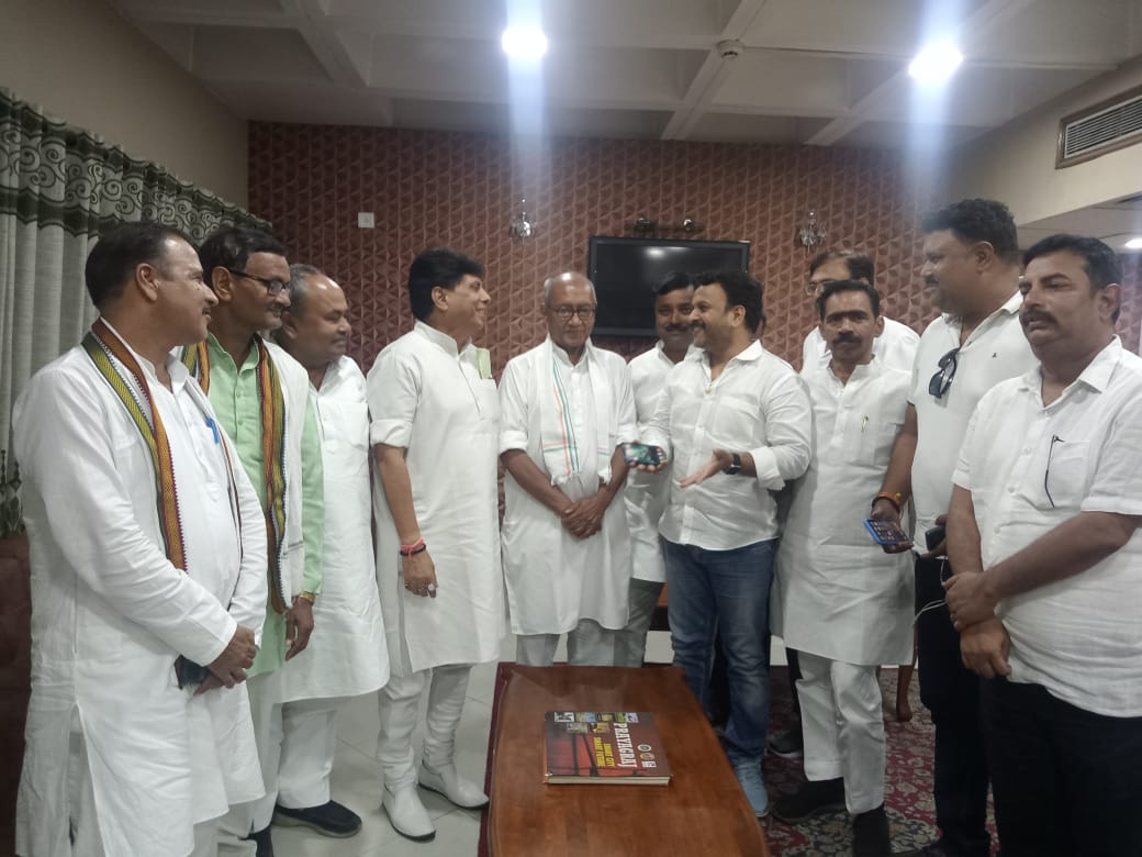 BrijeshsinghINC's tweet photo. कल पूर्व मुख्यमंत्री मध्यप्रदेश आदरणीय दिग्विजय सिंह जी के लखनऊ आगमन पर VVIP गेस्ट हाउस में वरिष्ठ कांग्रेस जनो के साथ भेंट की एवं वर्तमान यूपी कांग्रेस की दशा पर चर्चा की। 
दिग्विजय सिंह जी विलक्षण प्रतिभा के धनी है और उनकी फिटनेस और ऊर्जा हम जैसे युवाओ के लिए प्रेरणादायक है https://t.co/H41XJvrWW1