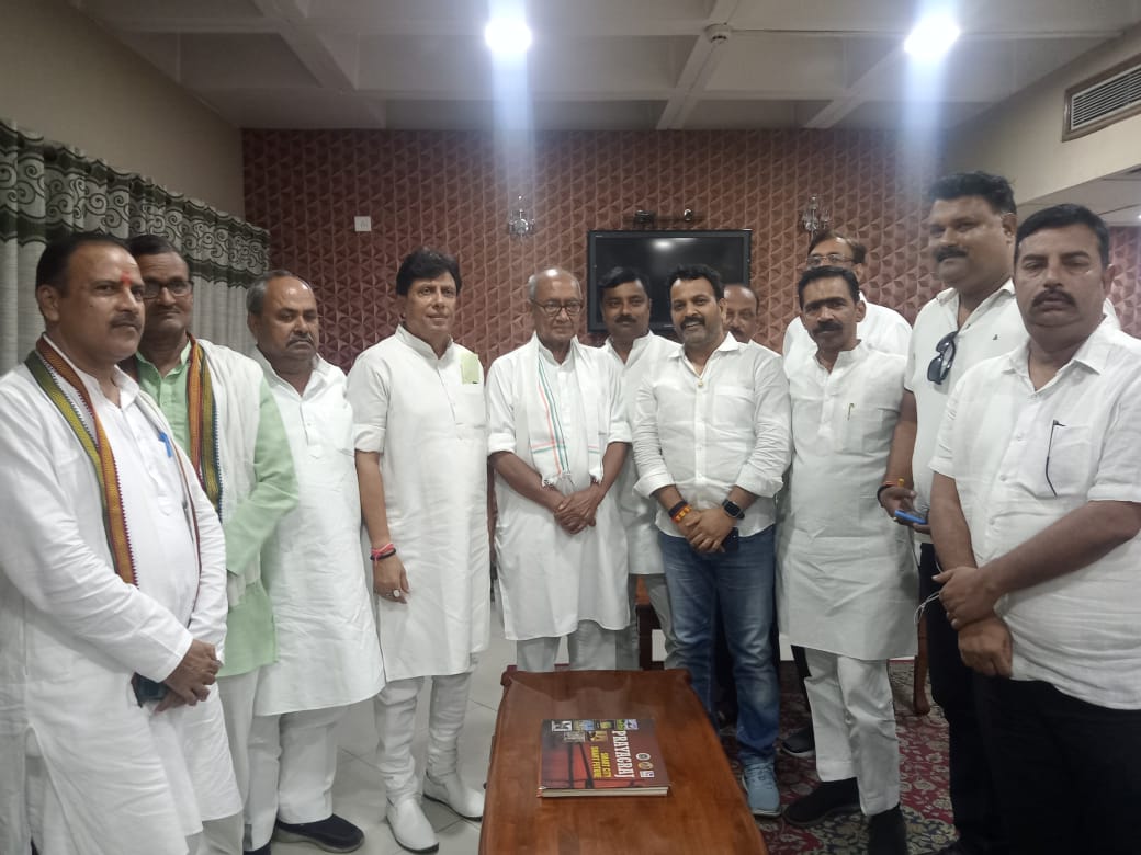 कल पूर्व मुख्यमंत्री मध्यप्रदेश आदरणीय दिग्विजय सिंह जी के लखनऊ आगमन पर VVIP गेस्ट हाउस में वरिष्ठ कांग्रेस जनो के साथ भेंट की एवं वर्तमान यूपी कांग्रेस की दशा पर चर्चा की। 
दिग्विजय सिंह जी विलक्षण प्रतिभा के धनी है और उनकी फिटनेस और ऊर्जा हम जैसे युवाओ के लिए प्रेरणादायक है