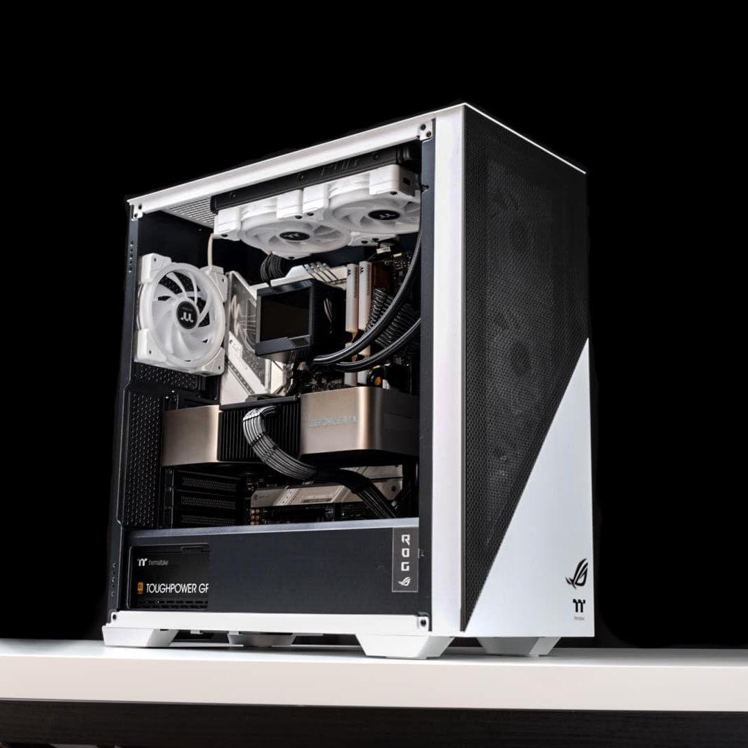 ThermaltakeInc's tweet photo. Check out this Divider 370 build by PC Werkz 👍

#Divider370 https://t.co/5XGFIh52nf