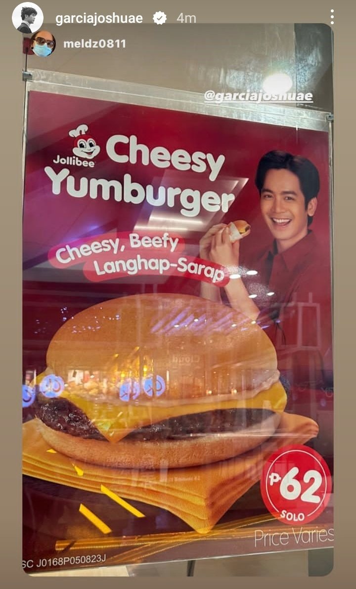 TeamJoshuaHK's tweet photo. Wah inikot mo na talaga ang #JollibeeYumburger @iamjoshuagarcia 😍❤️ kaya pala nong sunday #YumBurger lang ang order ko pero ang binigay with Cheese kahit di ako mahilig sa cheese gora na lang! yon pala ang new endorsement mo kelan ang TVC ? @Jollibee 🫣😍😁
#CheesyYumburger https://t.co/EmawaWqBkK