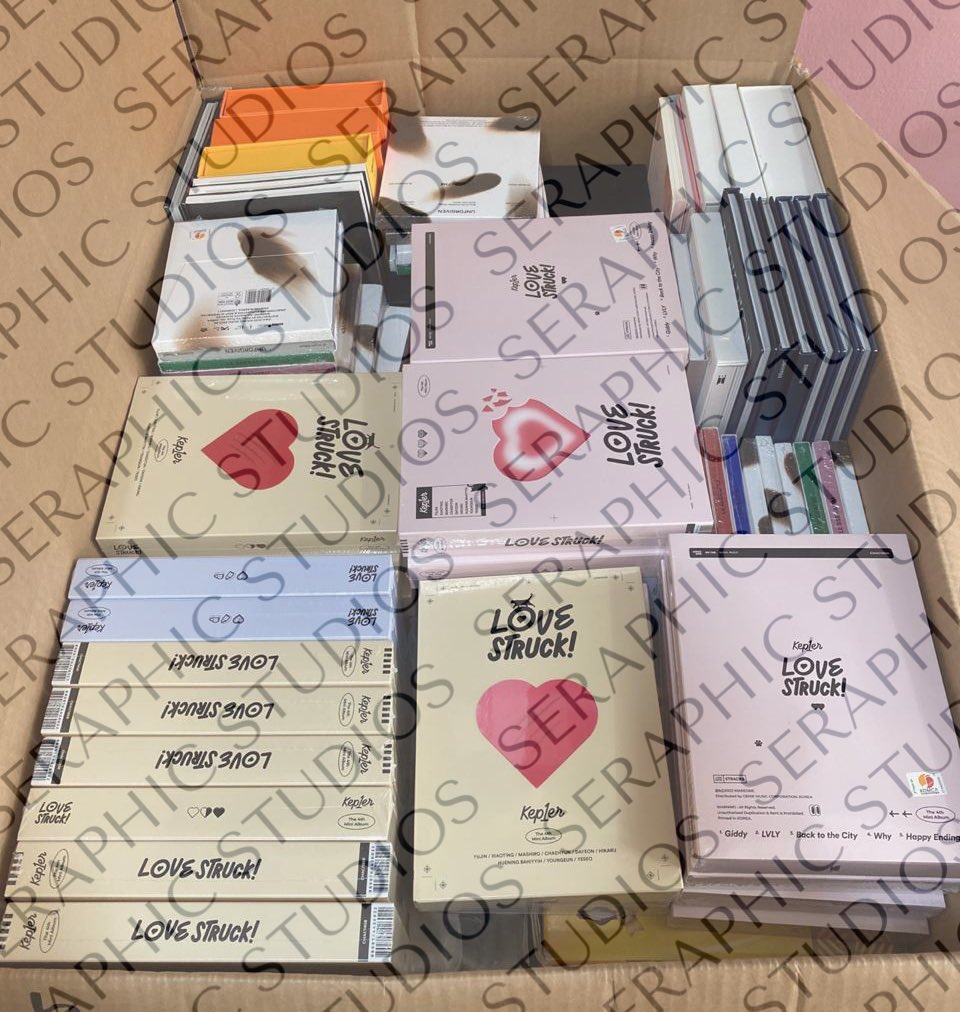 Seraphic_Studio's tweet photo. — BOX 35 📦
-ˏˋ #SS_Updates ˊˎ-
ETA: MID JULY
SEALED
• Hammerbong V2
• SVT Trading Card
• Unforgiven
• IVE I AM
• My World Intro & Zine Ver
• SKZ 5 Star
• Dark Blood Weverse Ver
• Engenebong
• Enhypen Keyring
• Kep1er Lovestruck
++ BOXSHARE ITEMS https://t.co/aJO9vS44n9
