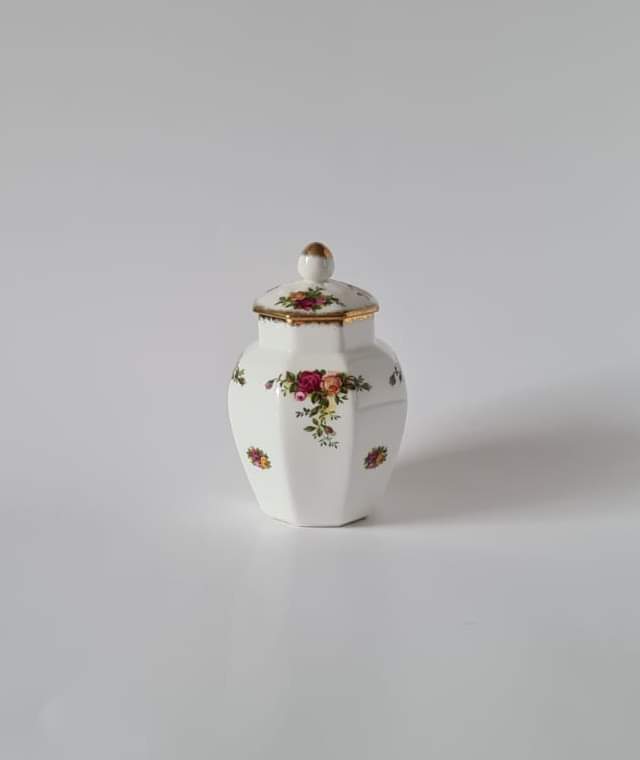 Collectable Curios' item of the day... Vintage Royal Albert ‘Old Country Roses’ Lidded Jar

collectablecurios.co.uk/product/vintag…

#RoyalAlbert #OldCountryRoses #Jar #Collector #Antiquing #ShopVintage #Home #Trending #SupportLocal #StGeorgesBelfast #StGeorgesMarket #StGeorgesMarketBelfast