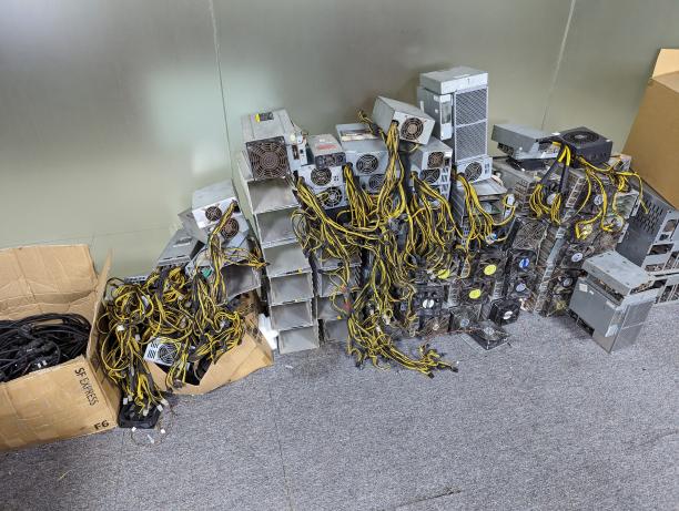 DigiMintLabs's tweet photo. Digimint's NFT series is supported by real computing power.
We recently purchased many efficient mining machines.
Here are some pictures of our S19J Pro+ in Murphy, North Carolina, USA.
More mining machines are on their way.
#btc #Bitcoin #NFTs #DigiMint https://t.co/SMT8jCSxls