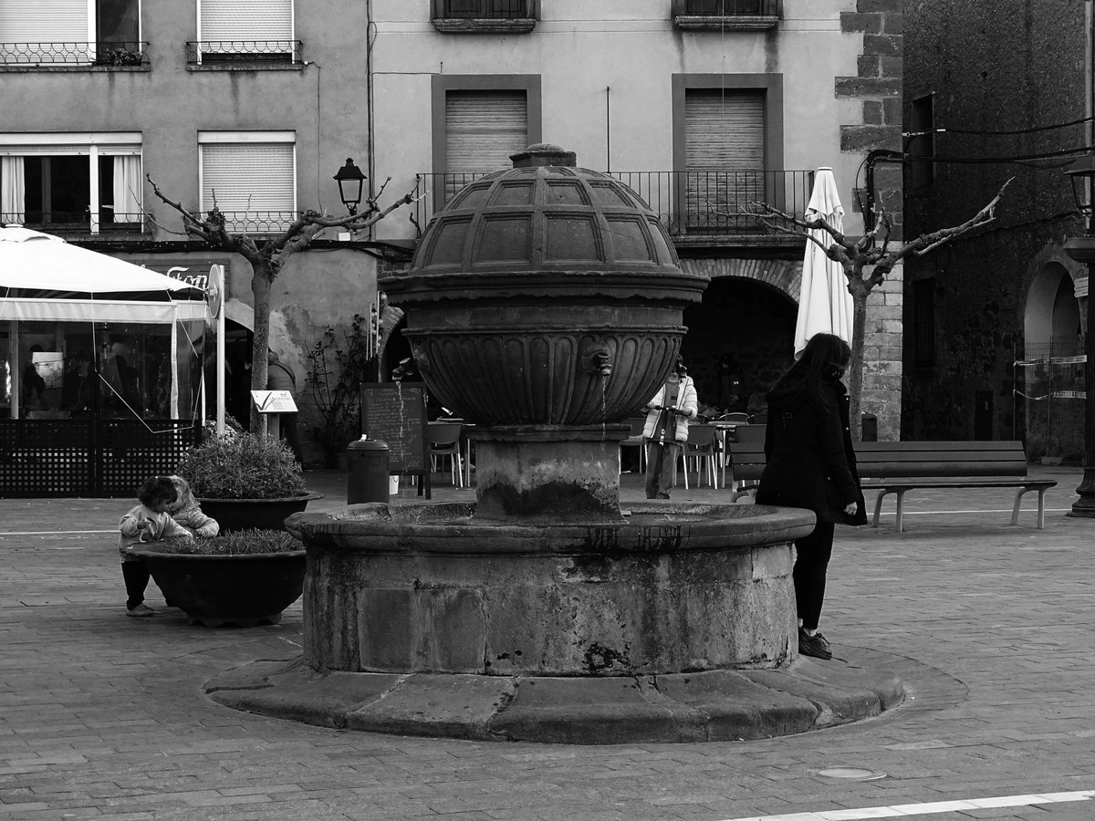 Font de plaça...Prades #prades #baixcamp #muntanyesdeprades #païsoscatalans #catalunya #landscapephotography #landscape #landscapes #landscape_captures #landscape_lovers #streetstyle #streetsphotography #street #bnw #bnwphotography #bnwmood #bnw_greatshots #bnw_captures #bnw_rose