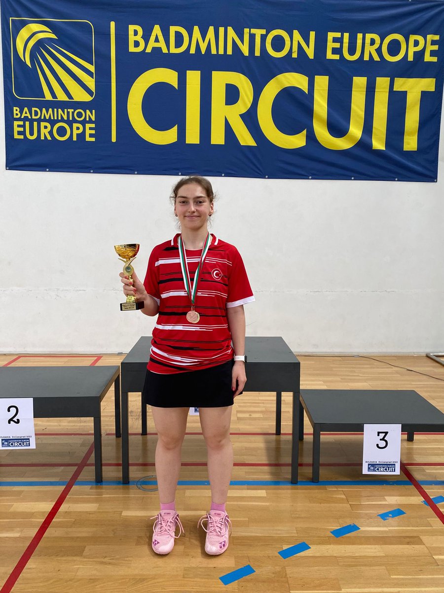 Bulgaristan'da yapılan U19 Badminton turnuvasında ilimiz sporcularından gurur verici başarı.
🔹Çift kızlarda Damla YALÇINKAYA-Ezgi CAN çifti çeyrek final,
🔹Tek bayanlarda Sinem YILDIZ 3.'cü, 
🔹Karışık çiftler kategorisinde Sinem YILDIZ ve partneri şampiyon olmuşlardır.