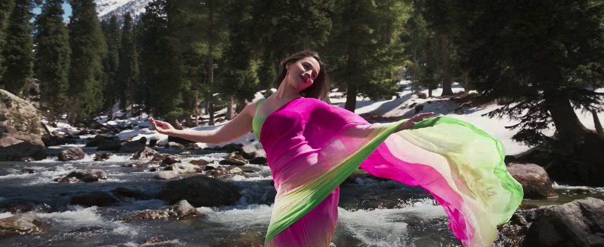 SAMTHEBESTEST_'s tweet image. Alia Bhatt doing #SRK's signature pose again after #HSKD in #RockyAurRaniKiiPremKahaani

#AliaBhatt #ShahRukhKhan #RARKPK