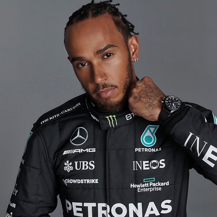 AcervoCharts's tweet photo. 🚨 EITA! Após suposto romance com Lewis Hamilton, Shakira agora quer se relacionar apenas com homens de cor, afirma jornalista espanhol Jordi Martin:

"Depois de experimentar um 'cara de cor', não quero mais nenhum branco", teria dito Shakira. https://t.co/0VQ1YmzWX5