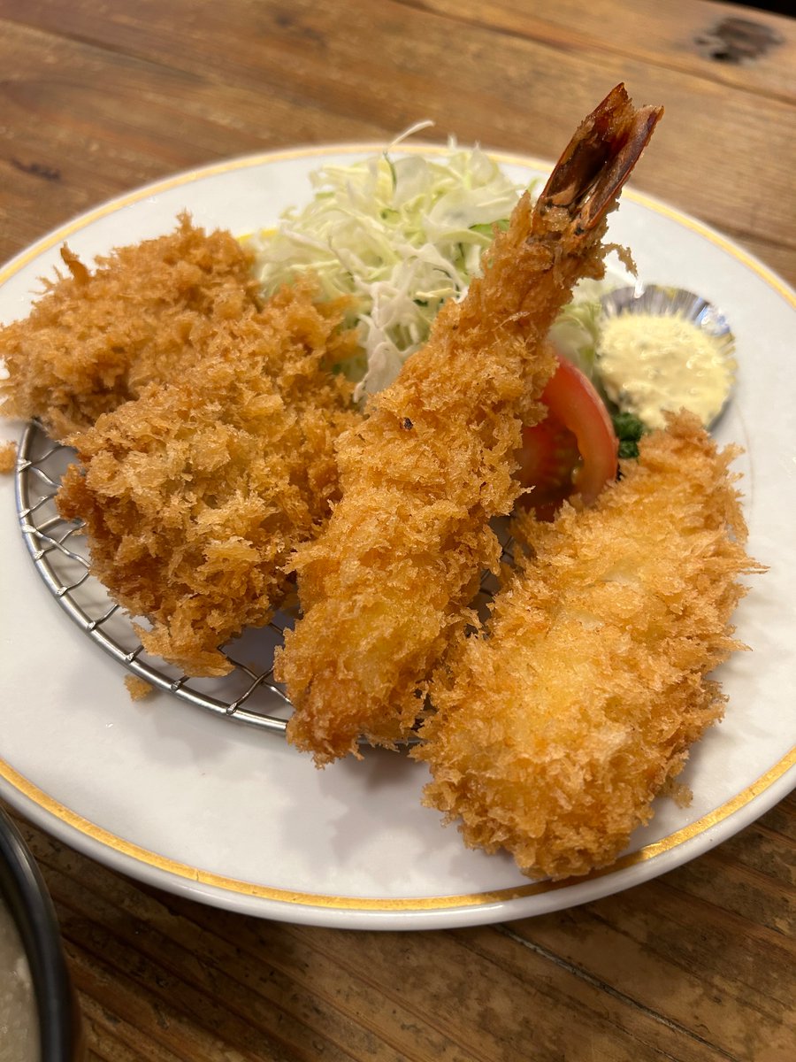 Ruin12211221's tweet photo. 急にトンカツが食べたくなり🐷
西新井大師にある、とんかつ田島さんに初訪問しました😃
オーダーはミックスフライのBを注文しました‼️
久しぶりのトンカツは外はサクサク中ジューシーで😆
箸が止まらず珍しくキャベツ🥬もお代わり😚
本当に美味しかった😍
ご馳走様でした🍚
#西新井大師
#とんかつ田島 https://t.co/WkxTcBwvlT