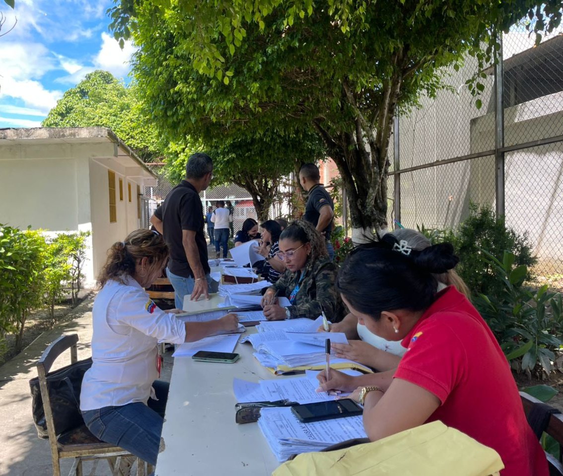 Hoy en una extensa jornada de trabajo, iniciamos el abordaje en el centro El Rodeo II ubicado en el estado Miranda.

Esto forma parte del esfuerzo y el compromiso de la Revolución Judicial, que seguimos profundizando para que llegue a cada centro del país.