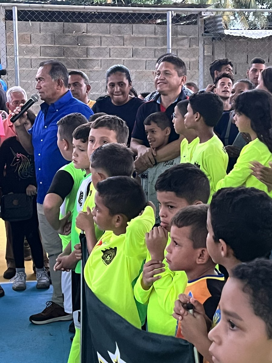 No puedo dejar de agradecer el trabajo de nuestro Secretario General de Gobierno <a href="/aliriomerchan7/">Alirio Jesús Merchan</a> <a href="/FRANNELIS2/">FRANKLIN.M</a> el amigo Robles y el equipo de Bus Taguanes la empresa ABA y la comunidad por el trabajo realizado para la recuperación de la Cancha de los Colorados.