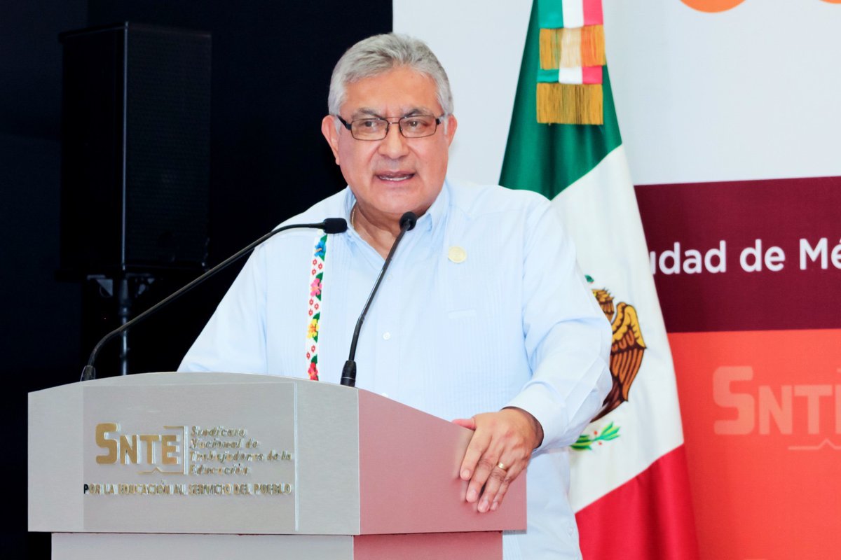 ZendejasSNTE8's tweet photo. El líder nacional del #SNTE 📚 Mtro. Alfonso Cepeda Salas se reunió con la recién electa Directiva Seccional de @29SNTE #Tabasco✔️ Celebró que en la pasada contienda triunfó la unidad sobre las diferencias: juntos defendemos los derechos de los trabajadores 🙋‍♀️🧑‍🏫🙋‍♂️ https://t.co/q5uUUypY8x