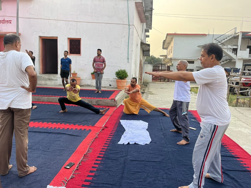 Mahantkaushlen2's tweet photo. करे योग,
रहे निरोग।

कल 21जून अंतर्राष्ट्रीय योग दिवस पर श्री नाथ जी विकास सेवा ट्रस्ट द्वारा मठ पर आयोजित  कार्यक्रम में हम सभी भागीदार बने। https://t.co/u5beoKac1X