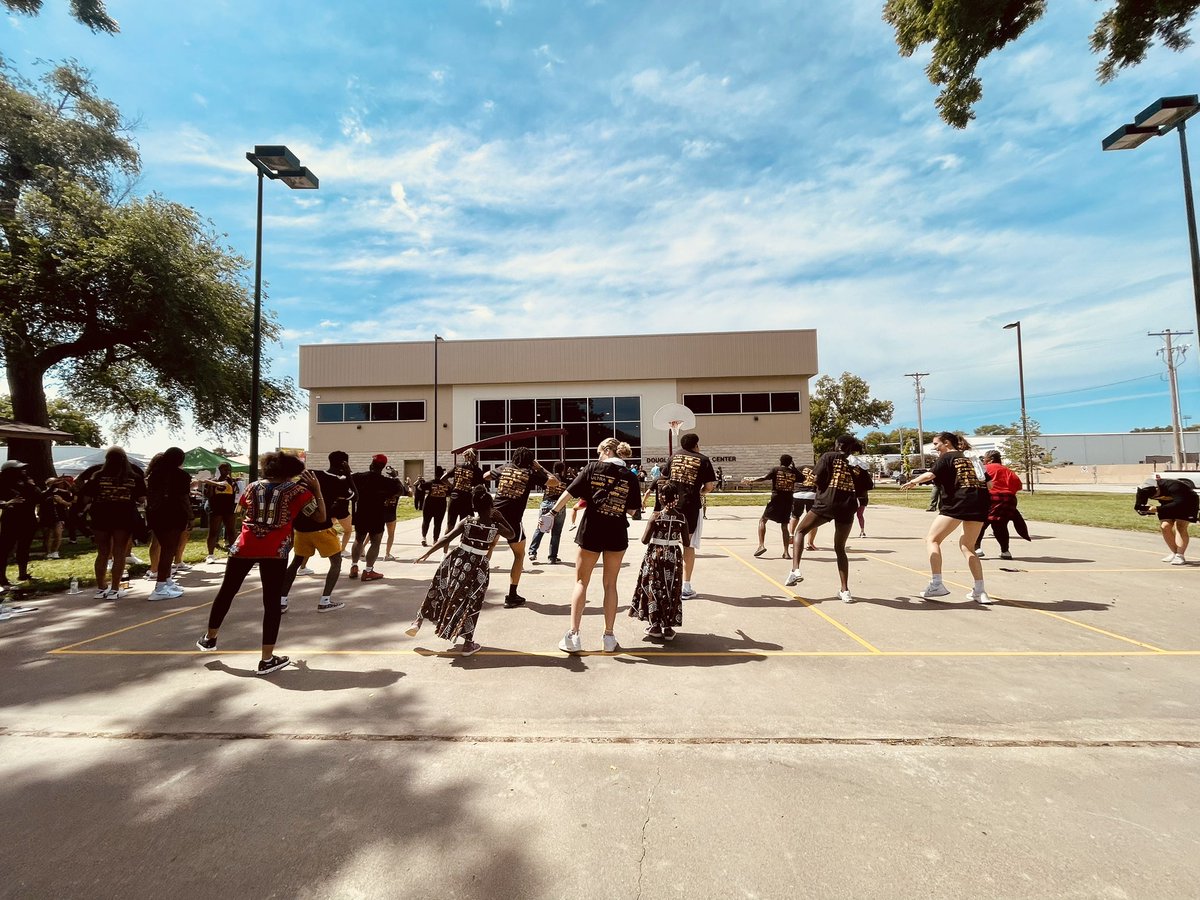 GraceBerumen's tweet photo. Thank you to the Juneteenth planning committee for inviting us to spend the day serving, celebrating and building community 💜 It was a day filled with joy and smiles! 
#kstatedmsa
#kstatediversity
#kstate
#kstateprojectimpact
#MapS2023
#mhkjuneteeth https://t.co/M9iB66D7Zr
