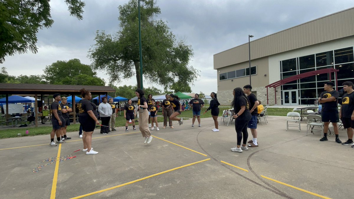 GraceBerumen's tweet photo. Thank you to the Juneteenth planning committee for inviting us to spend the day serving, celebrating and building community 💜 It was a day filled with joy and smiles! 
#kstatedmsa
#kstatediversity
#kstate
#kstateprojectimpact
#MapS2023
#mhkjuneteeth https://t.co/M9iB66D7Zr