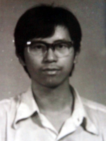 hrichina's tweet photo. #八九民运 #六四屠杀 周德平，24岁，清华大学无线电电子学系（现电子工程系）硕士研究生。1989年6月3日晚，骑车在长安街遭遇戒严部队扫射，头部中弹，被送到同仁医院时已经死亡。其遗体一个多月后才被找到；骨灰埋在湖北老家的田地里。https://t.co/hGYt9SSja6;
https://t.co/GUJdcIdTG9 https://t.co/aTwojGJ1cI