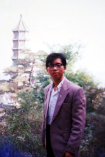 hrichina's tweet photo. #八九民运 #六四屠杀 周德平，24岁，清华大学无线电电子学系（现电子工程系）硕士研究生。1989年6月3日晚，骑车在长安街遭遇戒严部队扫射，头部中弹，被送到同仁医院时已经死亡。其遗体一个多月后才被找到；骨灰埋在湖北老家的田地里。https://t.co/hGYt9SSja6;
https://t.co/GUJdcIdTG9 https://t.co/aTwojGJ1cI