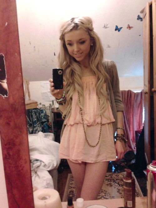 HPBSmelanie's tweet photo. Since Spring is just about over, here’s some super old throwback pics that have been sitting in my camera roll for wayyy too long haha 🌸 🦋 https://t.co/8oRN95jf6B