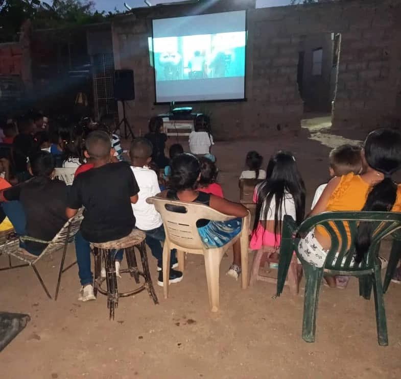 | Cine Azul
📍La Isleta II, Los Ranchos. 

La Dirección Ejecutiva Municipal de Mariño le llevó un cine a los niños y niñas de la comunidad de "Los Ranchos", beneficiando así a más de 150 personas, entre ellos vecinos que se acercaron, agradeciendo la iniciativa.