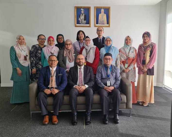 AmiF_IMR's tweet photo. NIH hosted a visit by Mr Victor Cirne, the Second Secretary of Brazil Embassy. We explored the similarities of research in health issues between both Brazil and Malaysia especially infectious diseases, vaccine development, climate change and potential of collaboration.
#nihmy https://t.co/IOybaARQCo