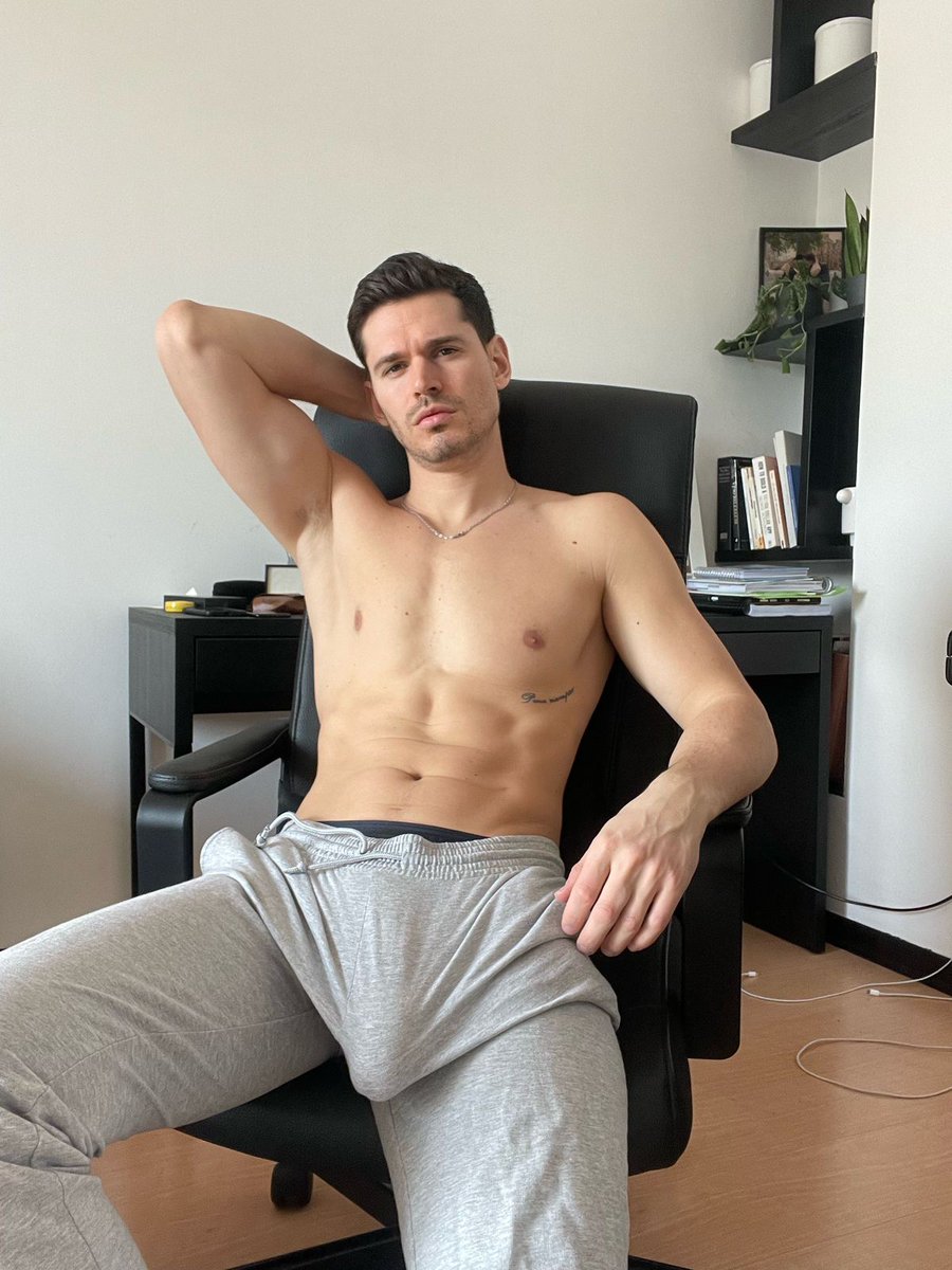 andrea_doc51241's tweet photo. Looking for a bottm to take a seat #fitness https://t.co/0GBy8hObW2 https://t.co/pVIjKQwKGU