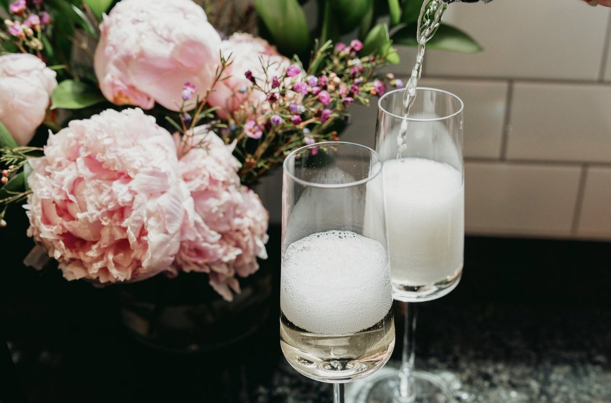 EuniceWinery's tweet photo. ✨🍷✨ Pour a #glass for #freedom!!  #PurposeWine #winelover #Chiweshe #ChiwesheCollection #love #hugs #eunicechiweshegoldsteinwinery #success #winery #entrepreneur  #PinotNoir #photooftheday #firstblackfemalewineryowneroregon #firstblackfemalewinemakeroregon #winewithpurpose https://t.co/kaYD7Tu5xj