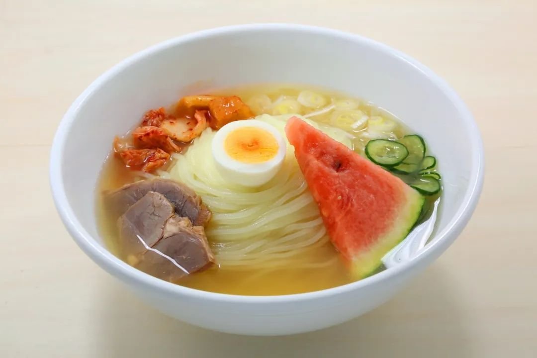 SoftUsing__'s tweet photo. 日本最初の冷麺店は1939年に遡ります。当時、平壌から来たチャン・モランとチョン・ヨンスクは神戸市に「元祖平壌冷麺屋」という店を立ち上げ、現在の日本で最も古い朝鮮冷麺店となっています。

#softusing #ソフトユージング #冷麺 #神戸 https://t.co/dIAlIqsQx7