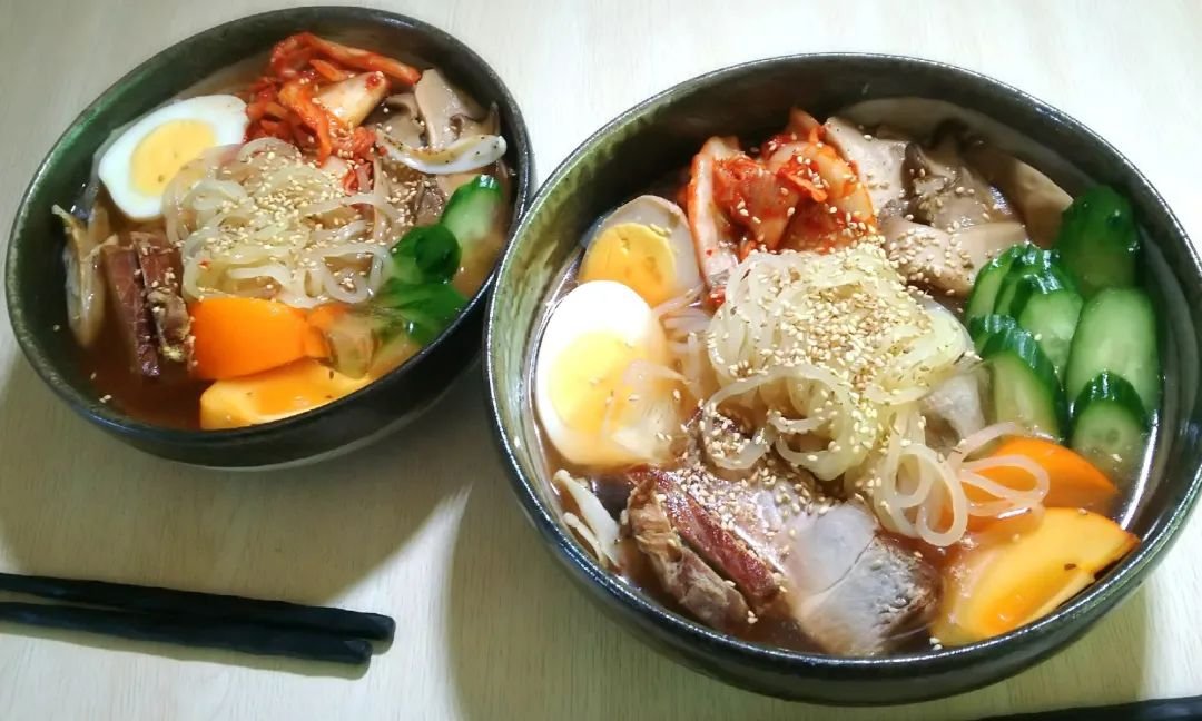 SoftUsing__'s tweet photo. 日本最初の冷麺店は1939年に遡ります。当時、平壌から来たチャン・モランとチョン・ヨンスクは神戸市に「元祖平壌冷麺屋」という店を立ち上げ、現在の日本で最も古い朝鮮冷麺店となっています。

#softusing #ソフトユージング #冷麺 #神戸 https://t.co/dIAlIqsQx7