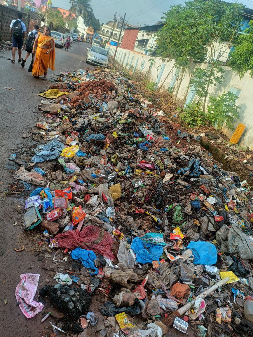 InGoa24x7's tweet image. Swacch Baharat, Nitol Goem! This is ward 9 and ward 10 of Sancoale Panchayat. Full road is covered in garbage. Students pedestrians have a difficult time walking on these roads. Repeated complaints to the panchayat go unheard

#Goa #GoaNews #Garbage #Sancoale #Panchayat