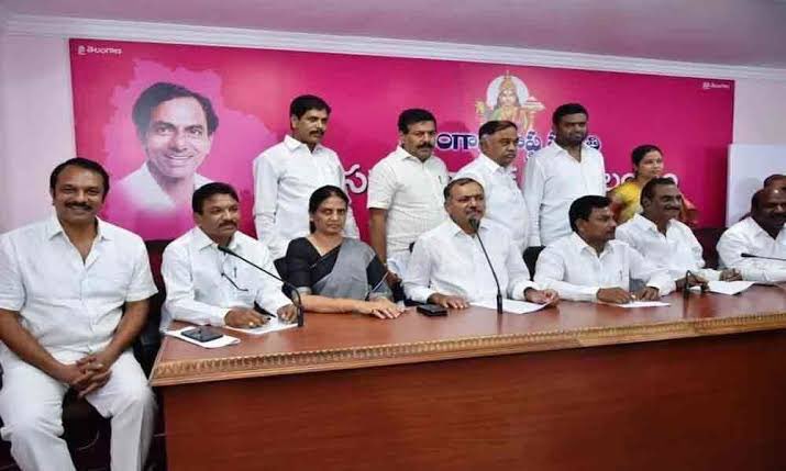 Big Breaking in Telangana Politics 9 out of 12 Congress MLA’s to rejoin Congress who joined TRS party after 2018 election.

KCR gives nod to 9 BRS MLA’s to rejoin Congress quoting the reason of unhappy over no importance given in BRS party only to uplift Congress party in…