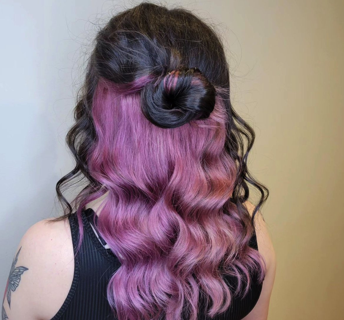 HeadlinesStyle's tweet image. Hey... whatcha got under there?
Pink-a-boo colour &amp;amp; styling by Hannah
Model     |    @alyssabilodeau_ 

#yeghair #yegsalon #longhair #hairgoals #hairoftheday #hairlove #yeg #yeghair #yeghairstylist #edmontonhairstylist #yegcolour #yeglocal #manulifeplace  #peekaboohair
