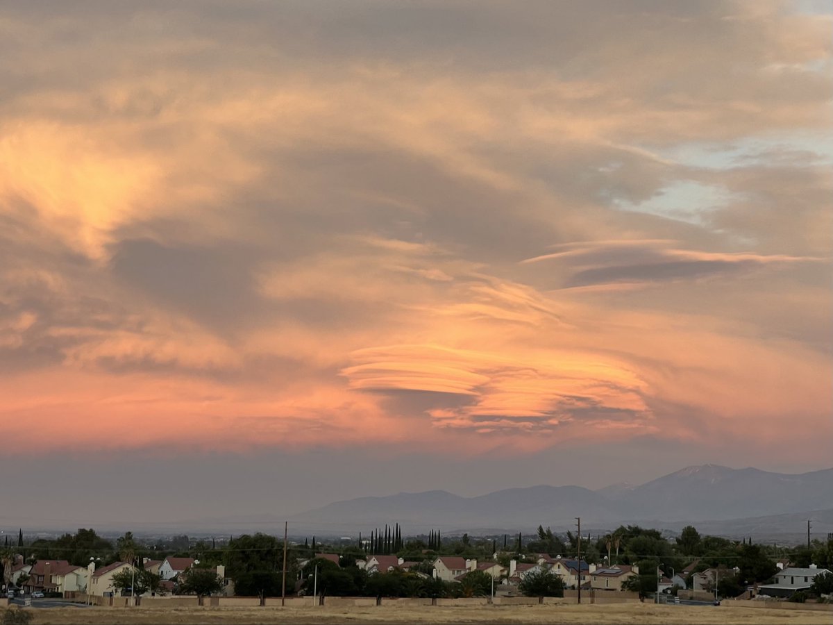 benjimtngoat's tweet image. Lenticulars in Palmdale? 😦 
@NWSLosAngeles #cawx