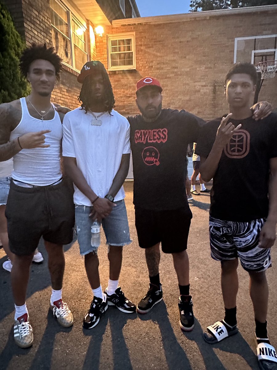 drewfino15's tweet photo. Chillin with 3 dawgs tonight my nephew Jalen Hood-Schifino, Justice Williams and the best scorer in high school basketball future pro Maleek Thomas 💪🏾💯‼️. https://t.co/8mQUpr7Fdw