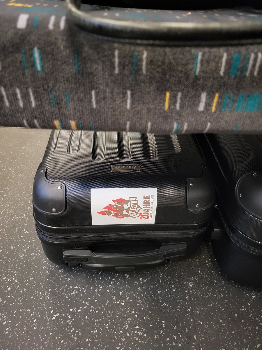 HollywoodRingo's tweet photo. Ab in den Urlaub @MillernTon #fcsp https://t.co/YjLDoY8os8