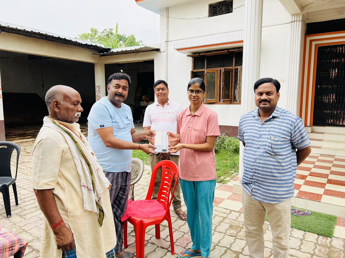 आज पडरौना विधान सभा क्षेत्र के जंगल बेलवा बरगद टोलामें निवासी श्री राम प्रताप कुशवाहा जी की सुपुत्री बंदना कुशवाहा Neet-2023 626/720 पाकरपड़रौना का मान सम्मान बढ़ाया हैं आज उनके घर पर पहुंचकरबेटी बंदना कुशवाहा को पुरष्कार देकर सम्मानितकिया एवं उनके उज्जवलभविष्य की शुभकामनाएं दीं।