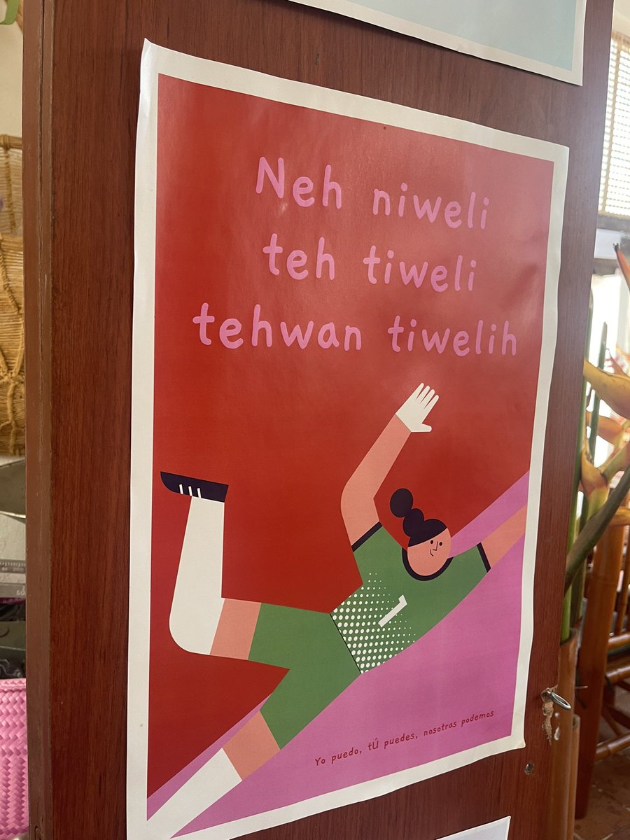 Marisol_Calva's tweet photo. Hoy descubrí este proyecto padrísimo de una ilustradora nahua en Cuetzalan. Hace estos posters padrísimos en lengua náhuatl con su traducción al español, con mensajes feministas y de amor propio 🤗🥰💜

“Haz lo que llene tu corazón de alegría” 👇🏽🩷✨🌸 https://t.co/BfeCfC6oHe