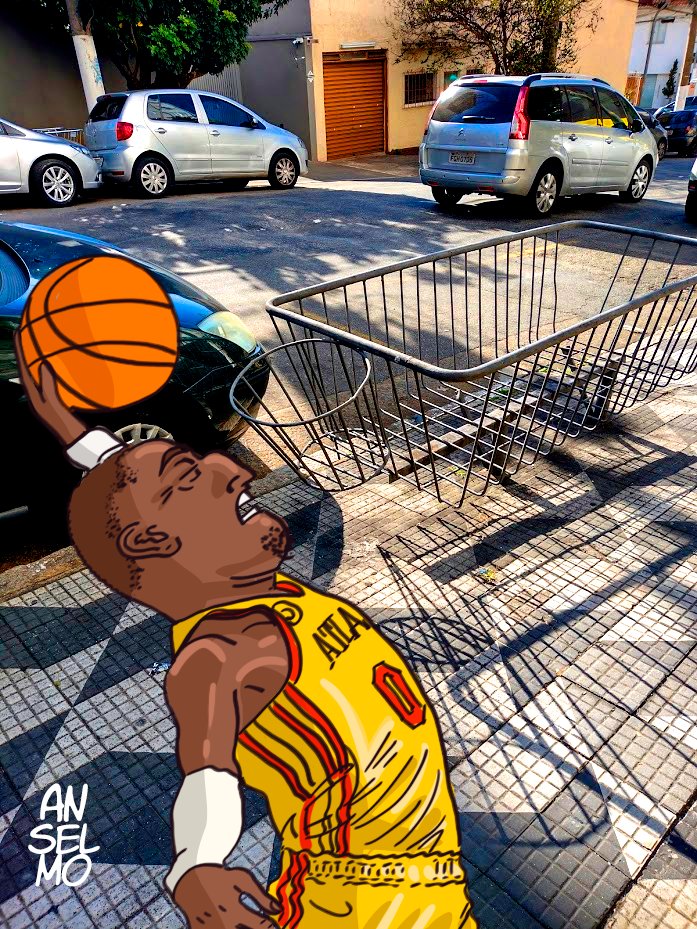 Cesta (de lixo) na Rua Cotoxó, Pompeia. #foto #humor #desenho #draw #art #arteurbana #cidade #arte #basquete #criatividade #nba #enterrada #jogador #rua