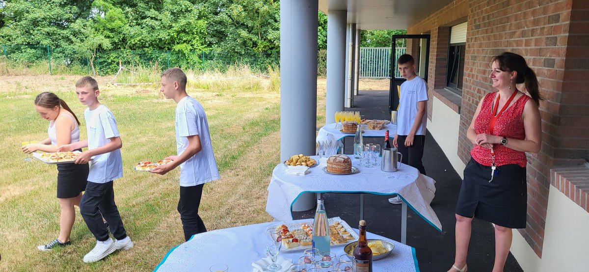 Clg_Salengro's tweet photo. Inauguration des nouveaux bâtiments ! Des élèves et partenaires satisfaits de l'amélioration et des personnels soulagés de la fin des travaux. 
Des 4ème SEGPA au service avec brio !!!
#department62
#dsden62
#segpa https://t.co/GKHvLYe1BI